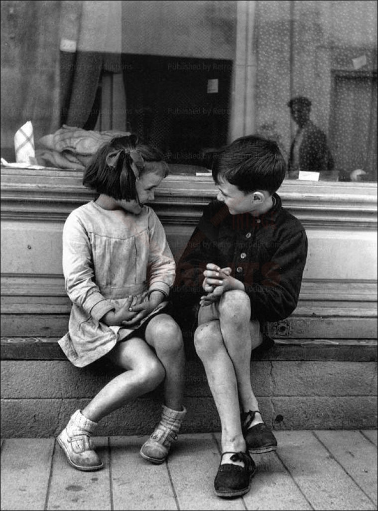 Young children sitting on a Bench