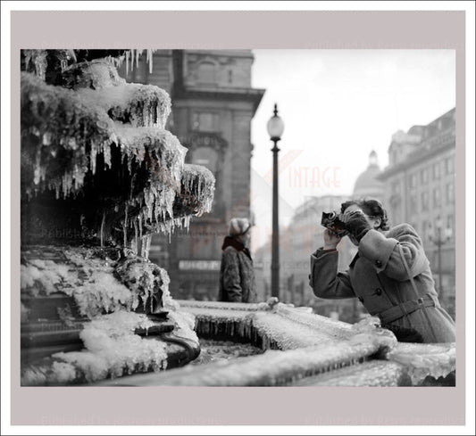 Frozen Fountain in Winter London - Vintage Art, canvas prints