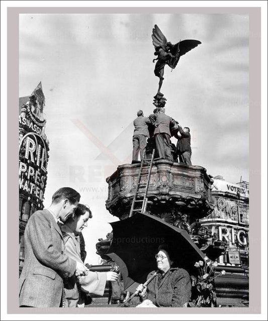 London Piccadilly Eros Fountain October 1959 - Vintage Art, canvas prints