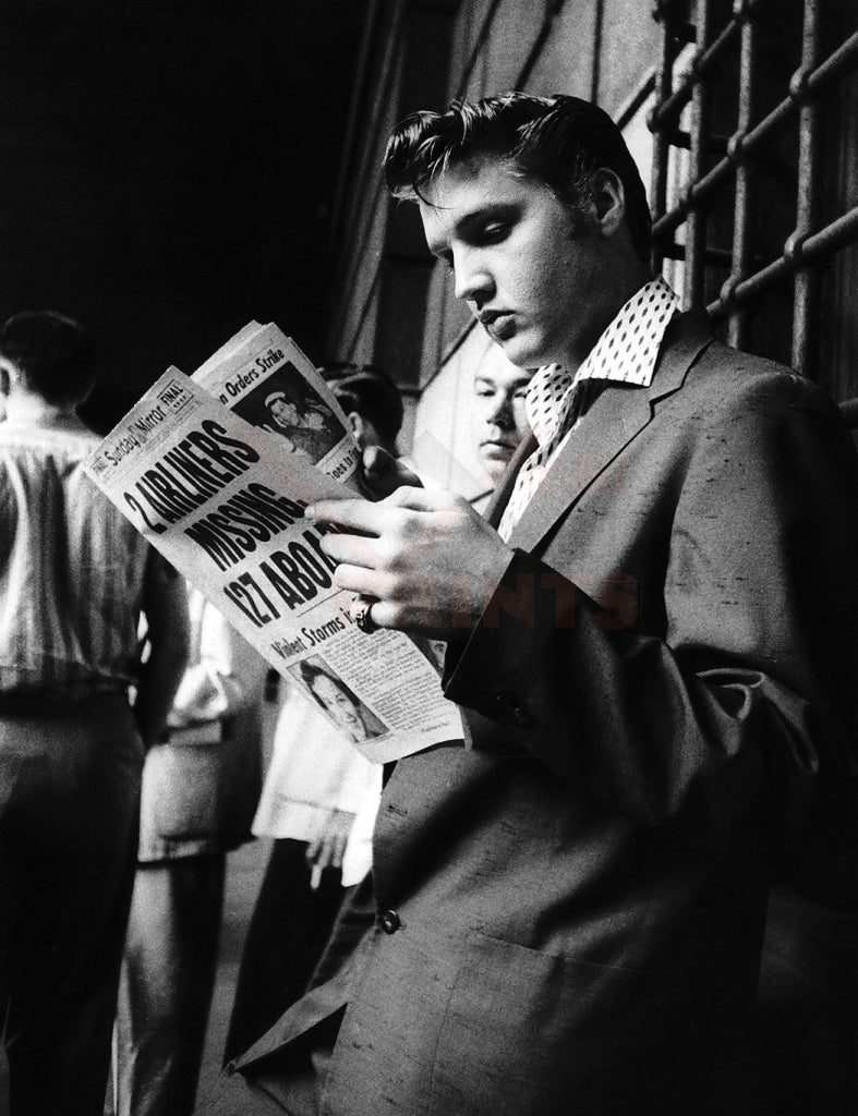 Photographic Print - Elvis Presley Reading the Paper-Offset Poster Print-Vintage Art, canvas prints, movie posters, photographic prints, posters, art prints, original movie posters, advertising posters,